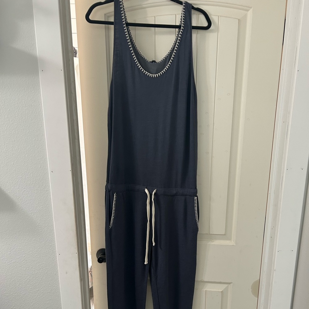 Monrow size Lg jumper.  New with tags gray in color